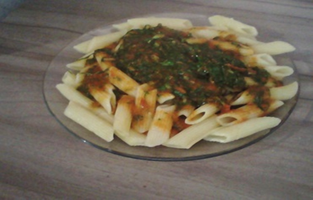 Ir para  <ul>
	<li>500 g macarr&atilde;o espaguete cozido e escorrido;</li>
	<li>1 ma&ccedil;o de couve manteiga picada;</li>
	<li>4 dentes de alho;</li>
	<li>2 tomates...